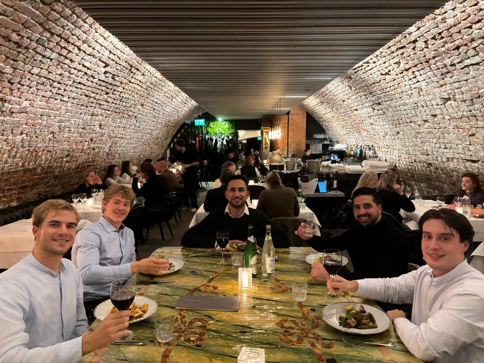 student en stagebegeleiders tijdens een gezamenlijk diner in een restaurant