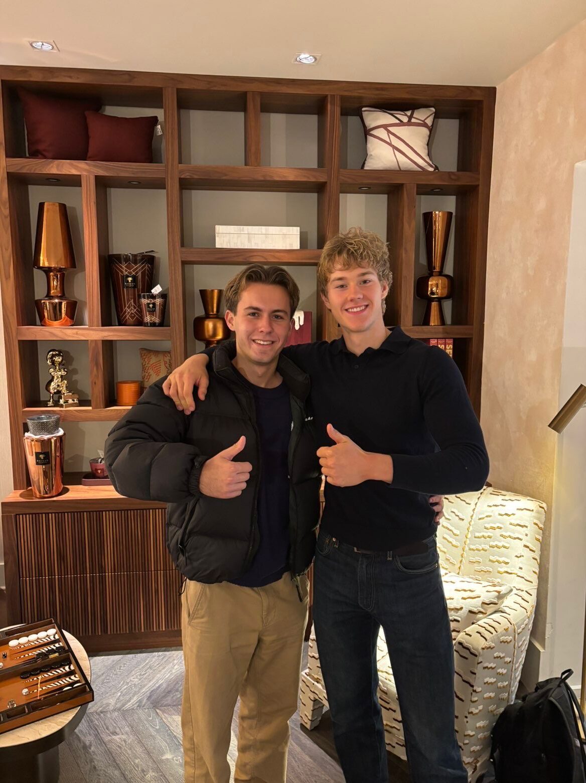 Twee commerciële economie studenten samen op stage