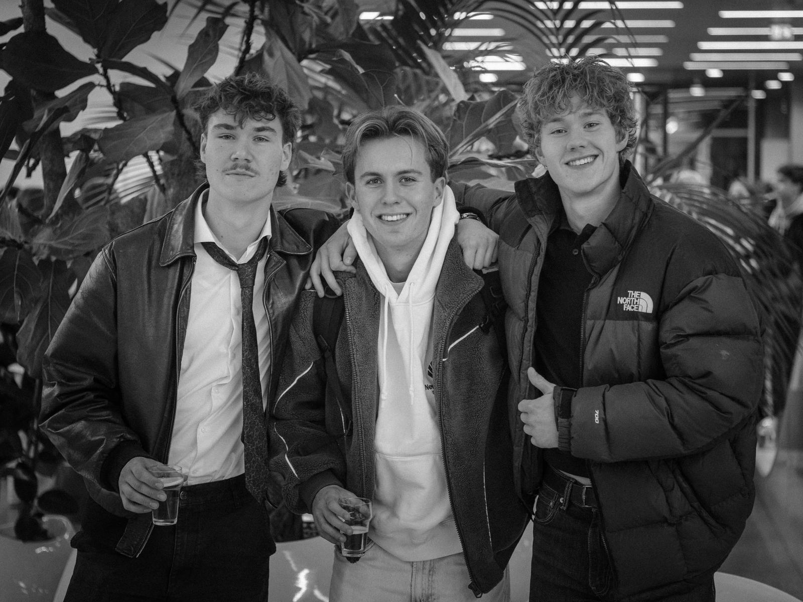 Demian Schimmel samen met medestudenten, tweedejaars student Commerciële Economie
