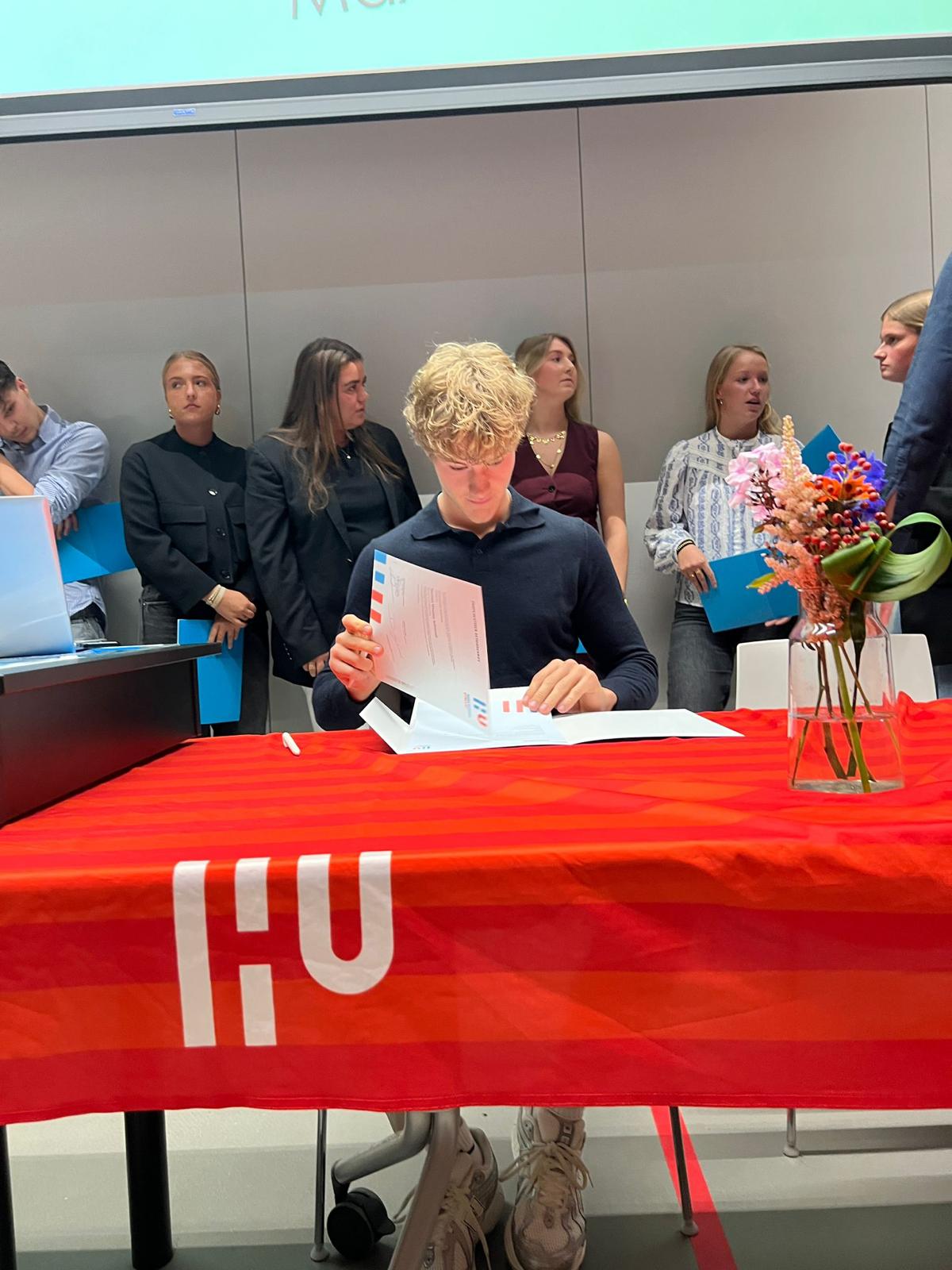 Commerciële economie student, die zijn propedeuse ontvangt